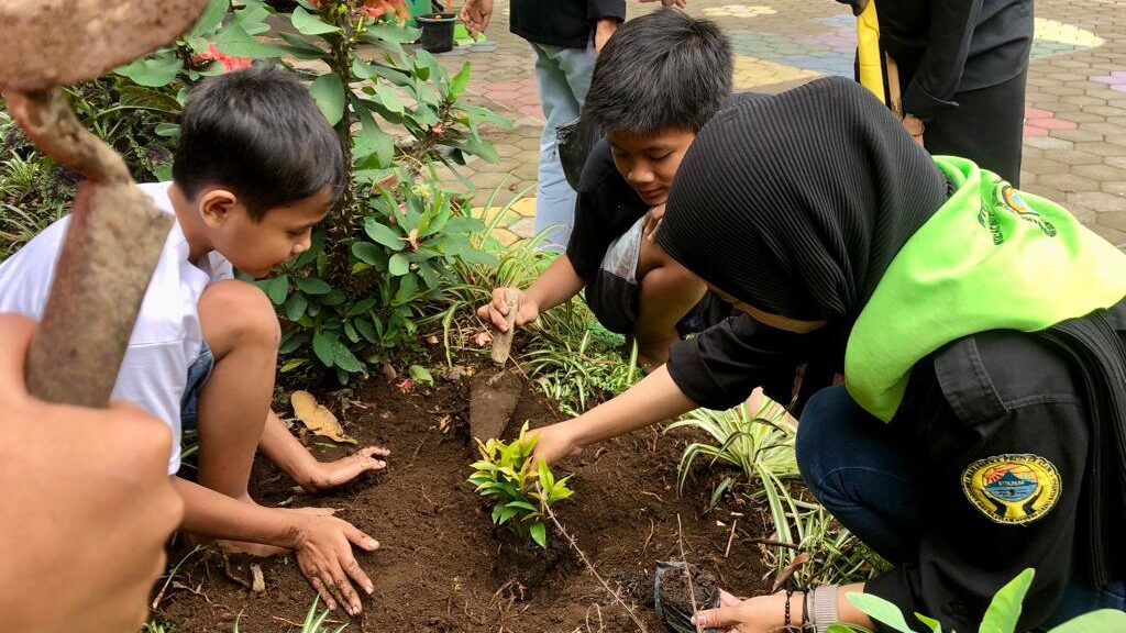 Mapala Mitapasa UIN Salatiga Dampingi SDN Cebongan 03 Lolos Adiwiyata Tingkat Provinsi